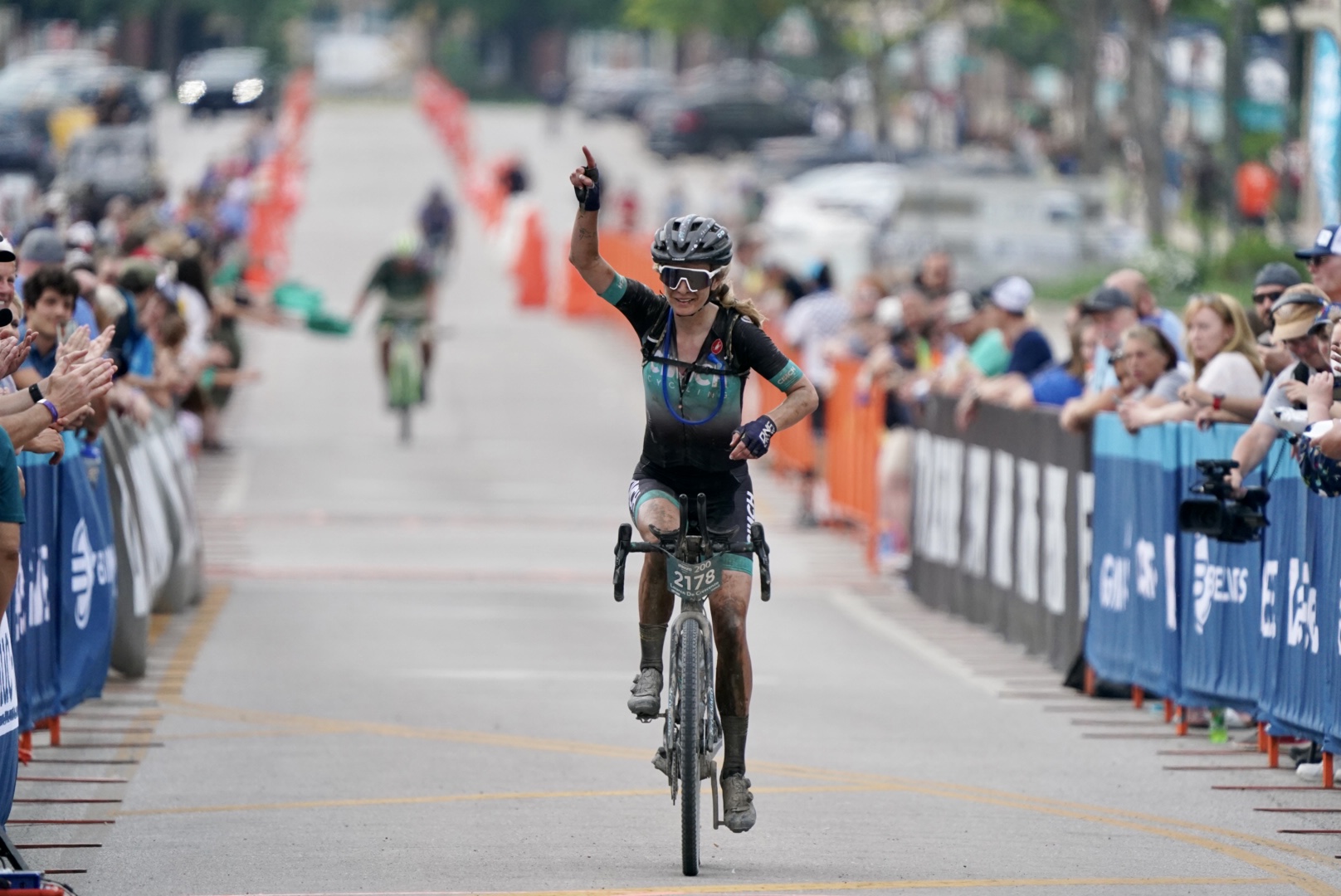 Lauren De Crescenzo comes across the finish line of the 200-mile Unbound race in 2021