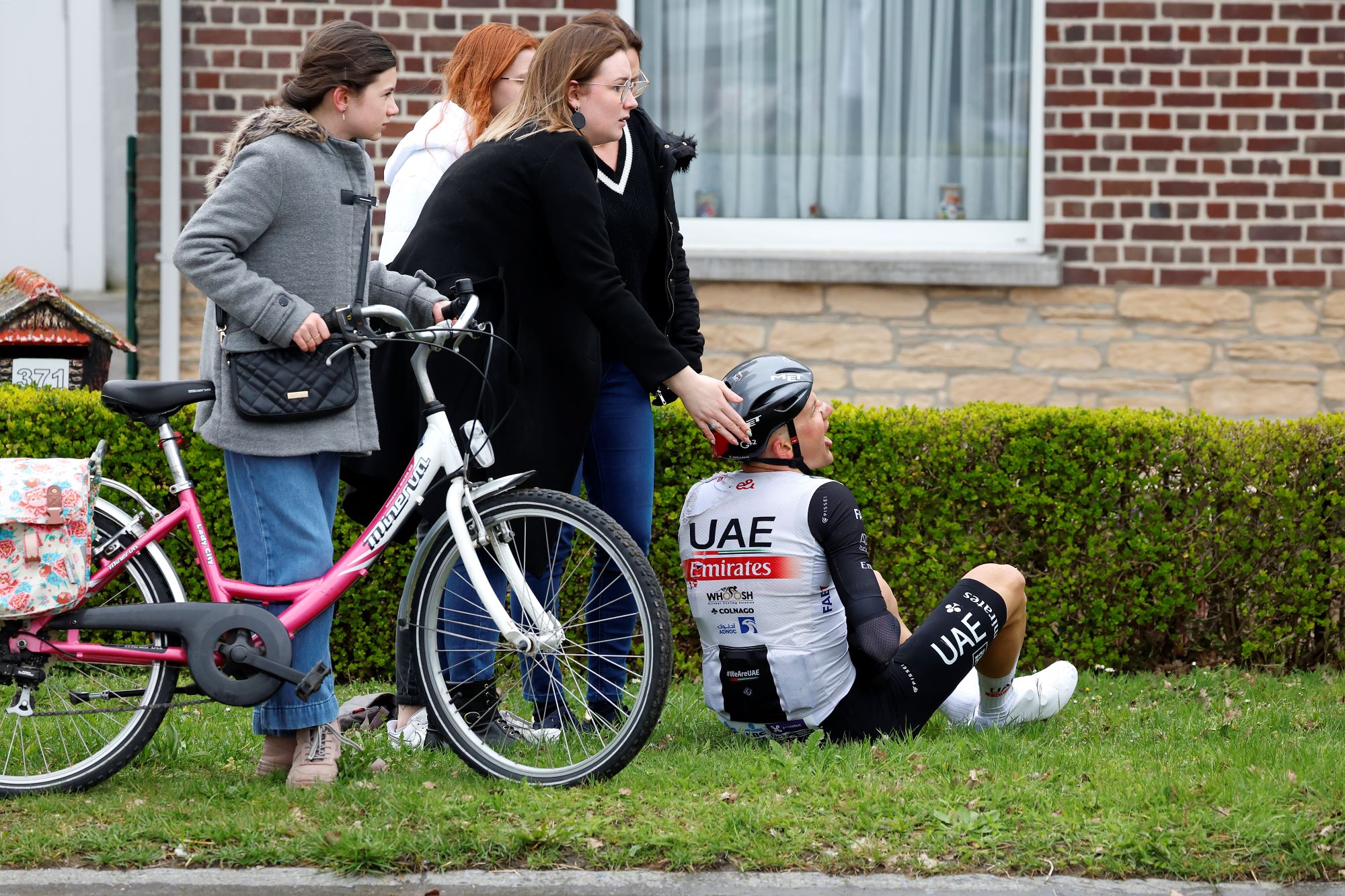 UCI launches investigation into massive men's Tour of Flanders pileup 