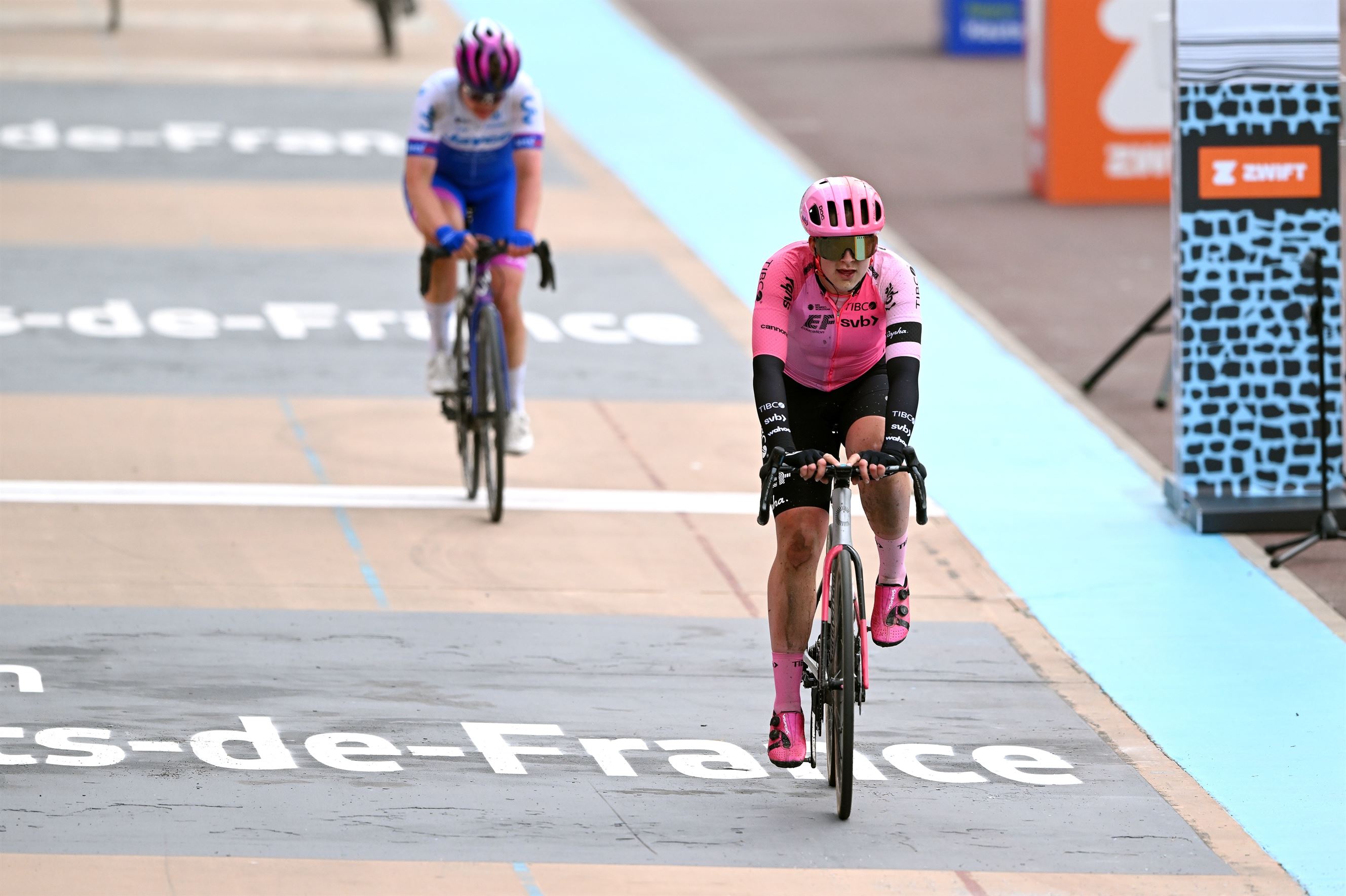 Zoe Bäckstedt riding in Roubaix Velodrome