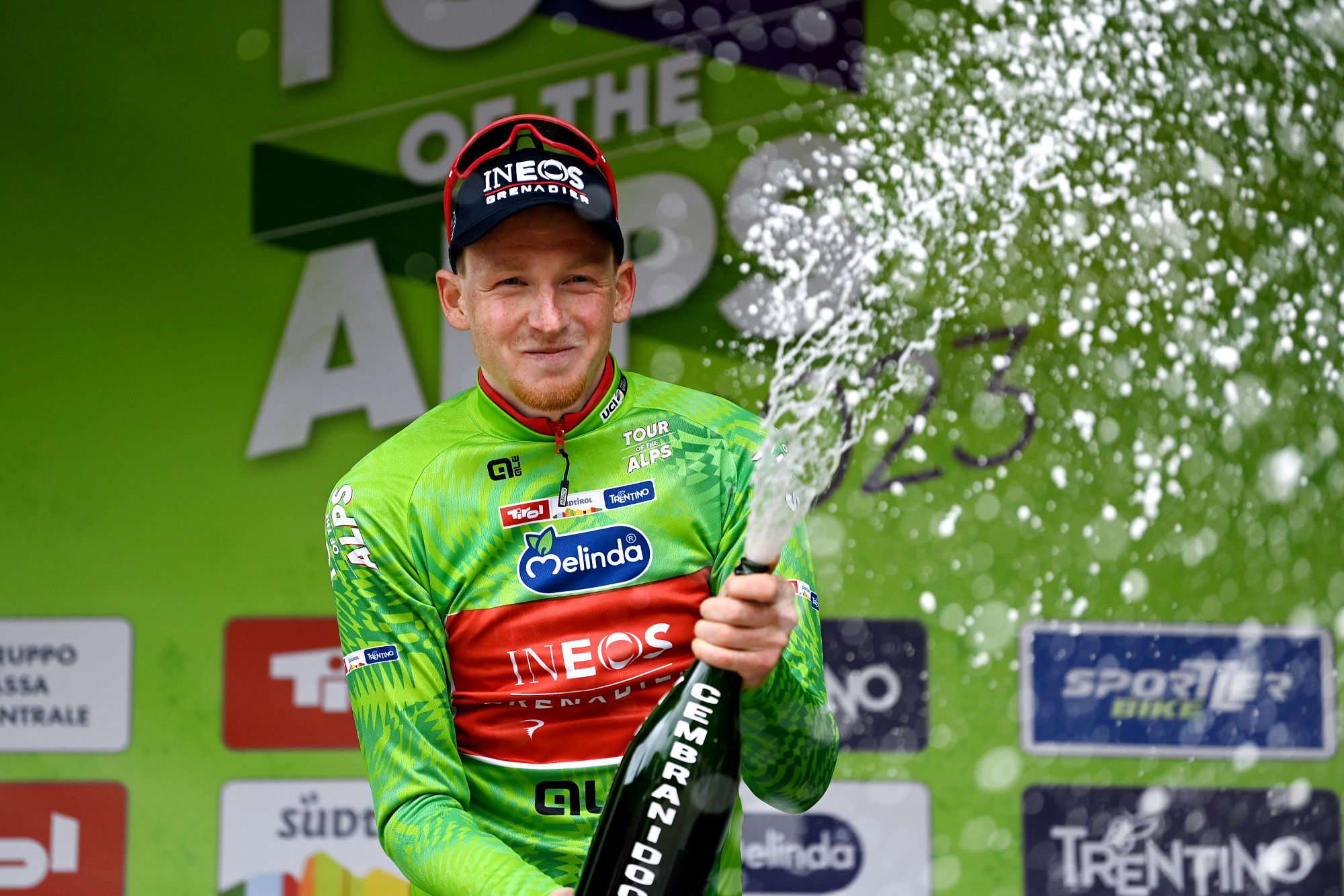 Tao Geoghegan Hart on the podium at the Tour of the Alps